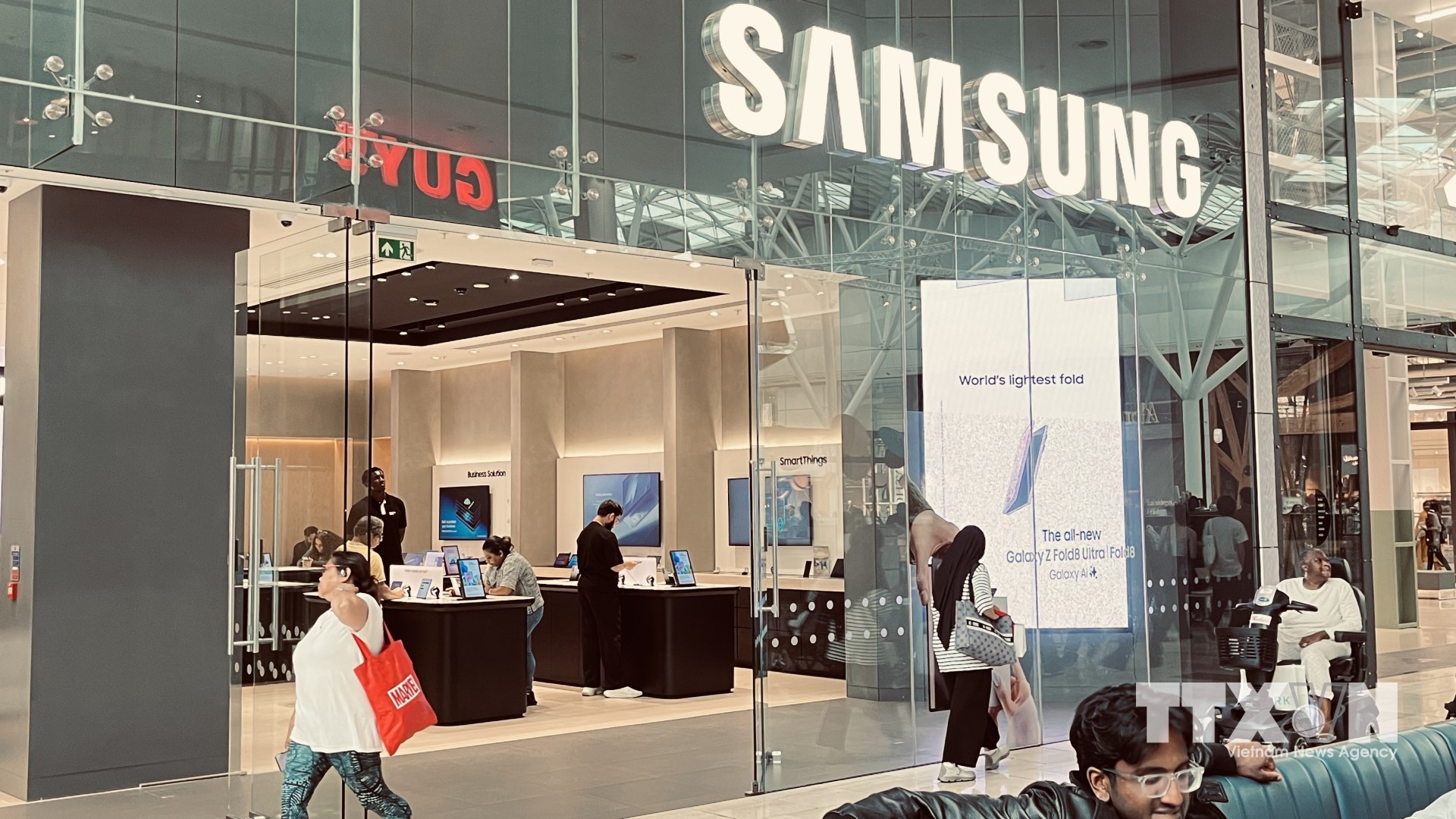 Cửa hàng của Samsung tại một trung tâm thương mại ở London. Samsung, hãng dẫn đầu thị trường bộ nhớ suốt nhiều thập niên, nay bị đối thủ SK Hynix vượt qua trong cuộc đua chip nhớ cho Trí tuệ nhân tạo. (Ảnh: Hương Giang/TTXVN)